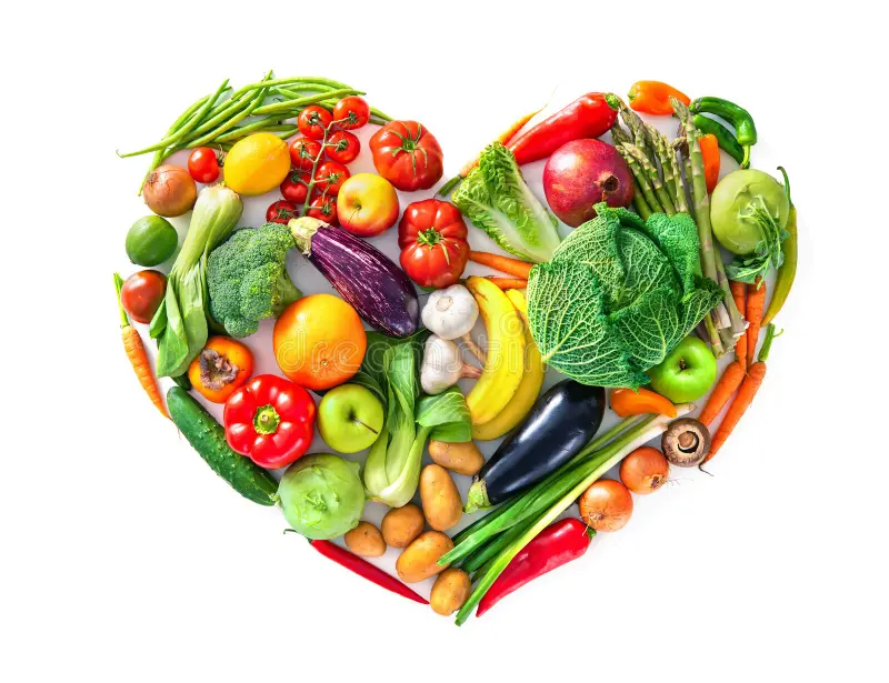 forme de coeur par divers légumes et fruits concept sain nourriture d isolement sur le fond blanc 140287808.jpg